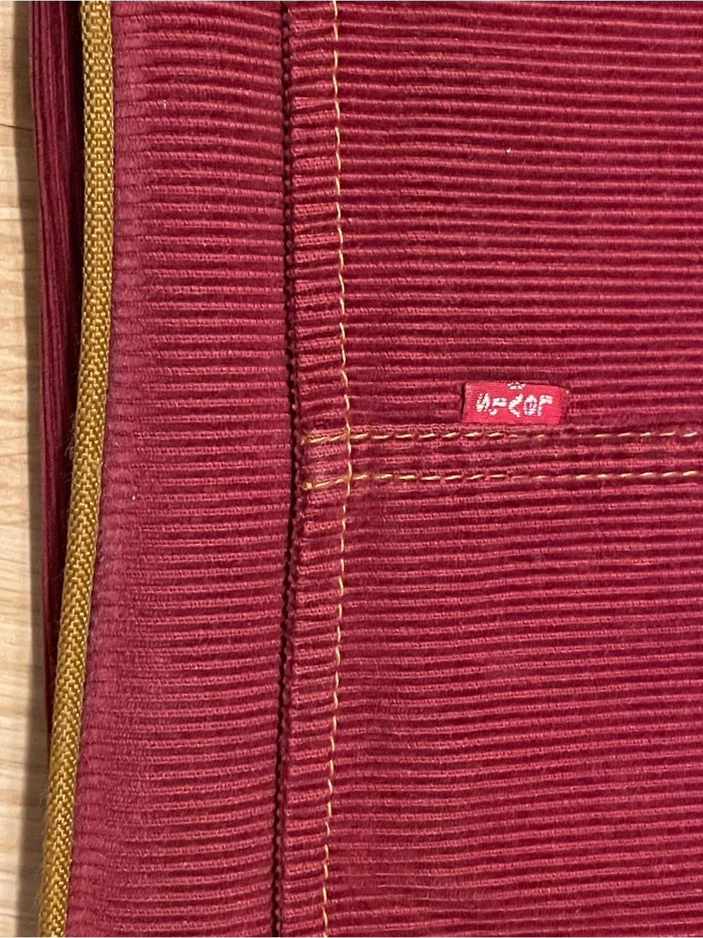 Vintage Levi's Burgundy Red Corduroy Messenger Bag with Adjustable Strap - Picture 8 of 9